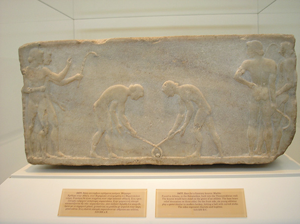 紀元前500年の古代ホッケーの様子（アテネ国立考古学博物館蔵）