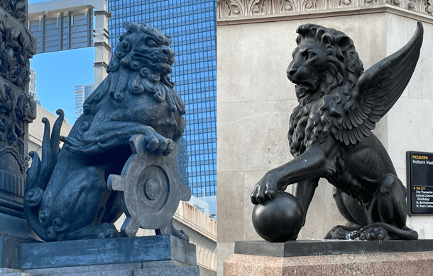 日本橋の獅子像（左）とホルボーン陸橋の獅子像（右）