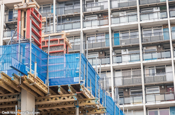 ロンドンのコリングウッド団地にある古い公営住宅の前の新しい建設現場