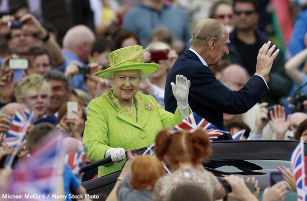 ライムグリーンのスーツ姿でお祝いに集まった人々に手を振るエリザベス女王