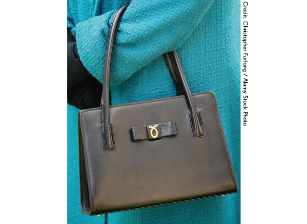 黒い皮のハンドバッグ