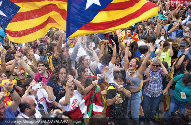 10月27日、バルセロナにて行われた独立宣言を祝う人々