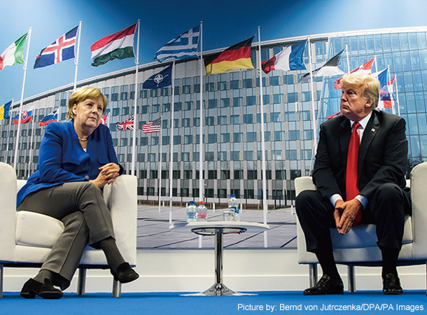 NATO首脳会議に参加したメルケル首相（左）とトランプ大統領
