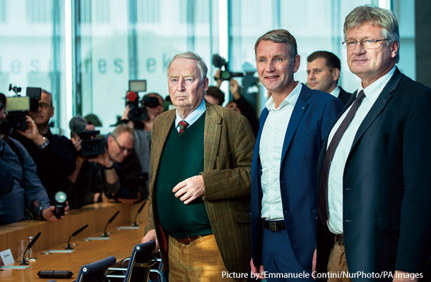 10月28日にベルリンで開かれた記者会見に出席した、AfDのヘッケ氏（右から2番目）