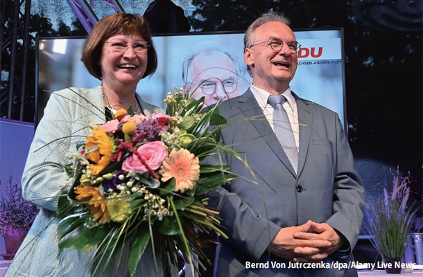 6日、議会選挙の勝利を祝うハーゼロフ州首相と妻のガブリエル氏