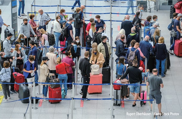 2日、デュッセルドルフ国際空港のチェックインカウンターに多くの旅行客が並んだ