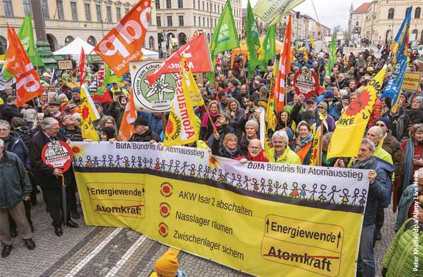 4月15日、ミュンヘンのオデオン広場では反原発グループの集会が開かれ、数百人が参加した