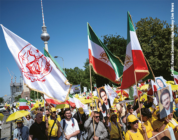6月21日、ベルリンで行われたイラン反体制派によるデモで核兵器反対を訴える人々