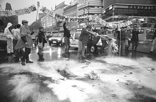 1986年5月11日、放射能汚染の不安から市販のミルクを路上に撒き散らすベルリン市民