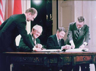 1987年12月8日、ワシントンのホワイトハウスで中距離核戦力全廃条約に調印する米国のレーガン大統領（右から2人目）とソ連のゴルバチョフ書記長（右から3人目）