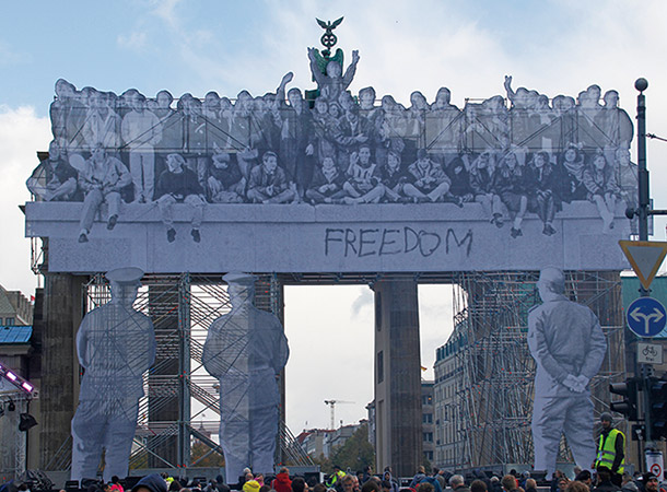 Freedomの文字が印象的だった統一記念日のブランデンブルク門