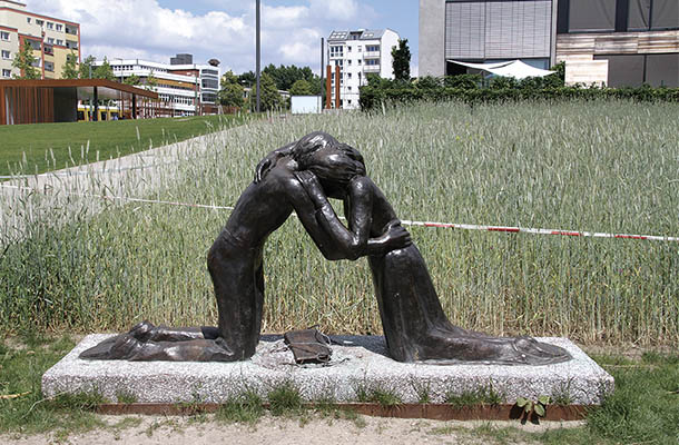 ベルリンの壁跡に置かれた和解の像