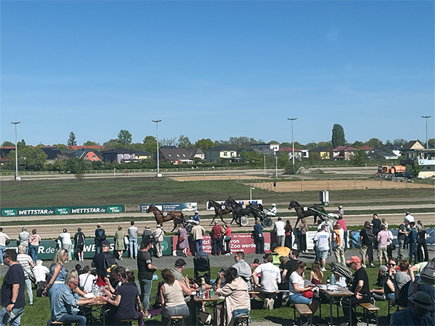 Berlin-Karlshorst駅から徒歩数分で競馬場の入口に到着します