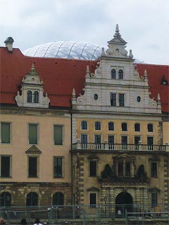レジデンツ城のファサードと透明の屋根