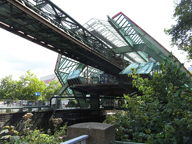 モノレール駅の多くが川をまたぐように建てられている。写真はKluse駅