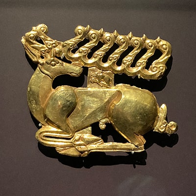 紀元前に造られたスキタイの鹿をモチーフにした装飾品