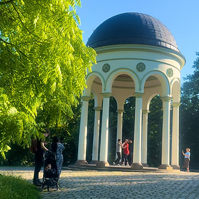 公園の中で、音楽をかけて社交ダンスを踊っている人も