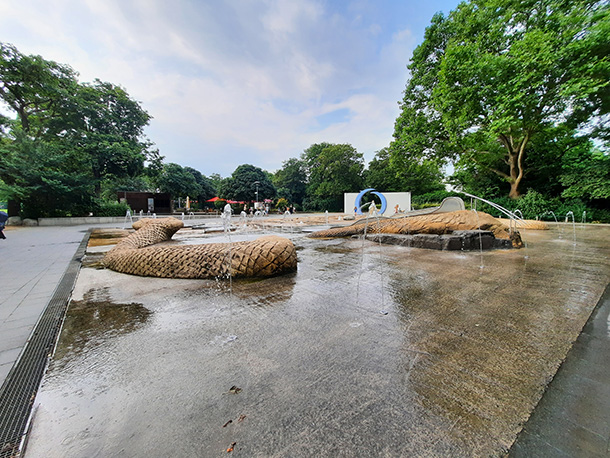 夏になるとにぎわう水場