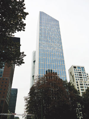 オフィス用に提供されている
高層ビルのフロアが美術館として開館