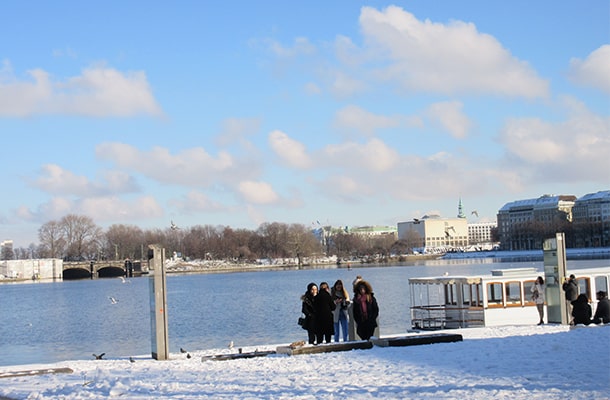 「青空と雪」はハンブルクでは珍しいコンビネーション