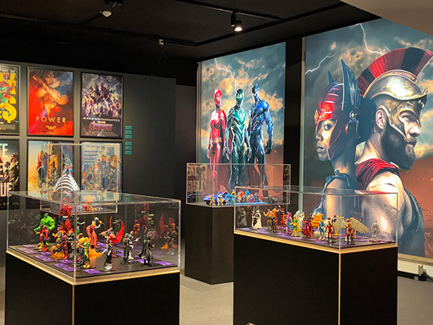 ダイナミックな映像とカラフルなフィギュアたち