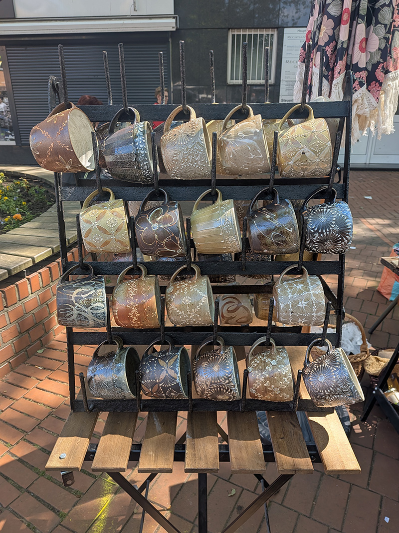 ayakaさん（Instagram：@ayaka_ceramics）のブースに並ぶマグカップや花器たち