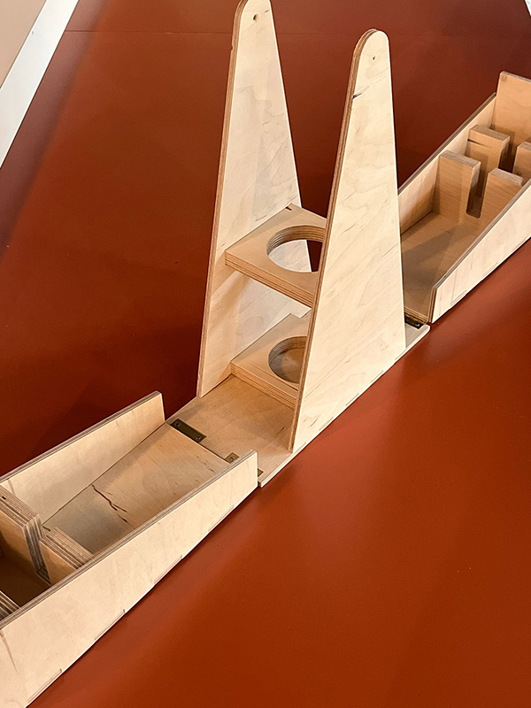 初日は、先生と一緒に製図ソフトで図面を作りました