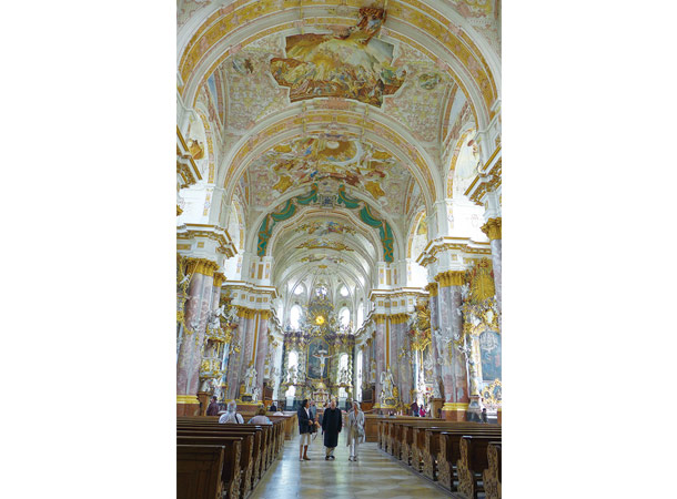 修道院内の教会は、装飾が美しい