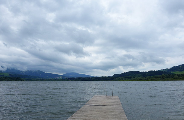 恵みの雨をもたらす雲に覆われた、静かな湖