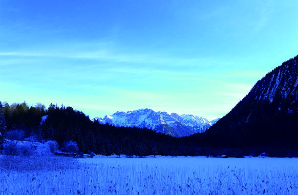 完璧な静寂に包まれる、冬の湖