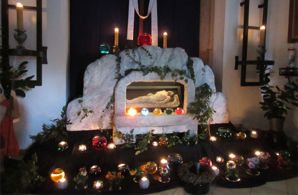 イエスの納められた墓が表現された祭壇