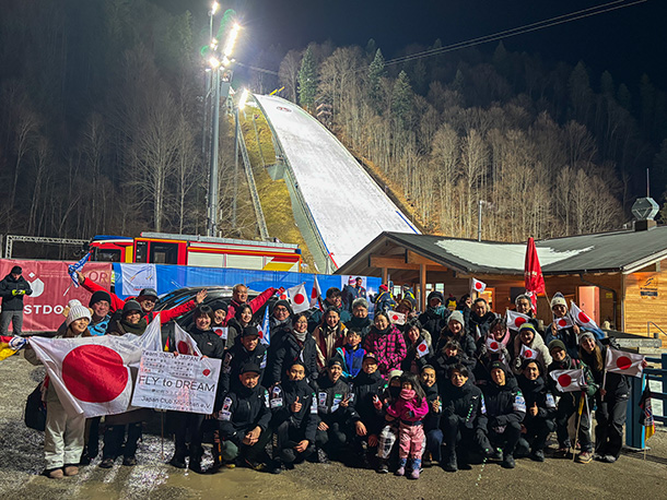 日本代表選手を囲んでの記念撮影