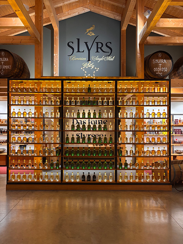 そり遊びを楽しむ家族連れの姿も