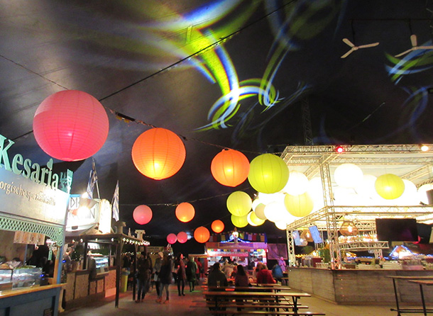 フードコートのテント内は、ライトアップで幻想的な雰囲気