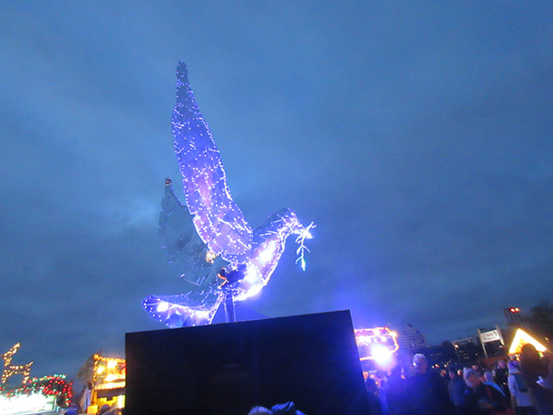 来場者の目を引いていた会場に輝く平和のハトのオブジェ