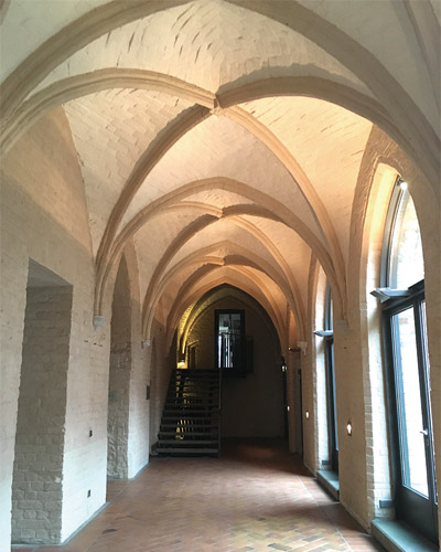 修道院であったことがわかる回廊