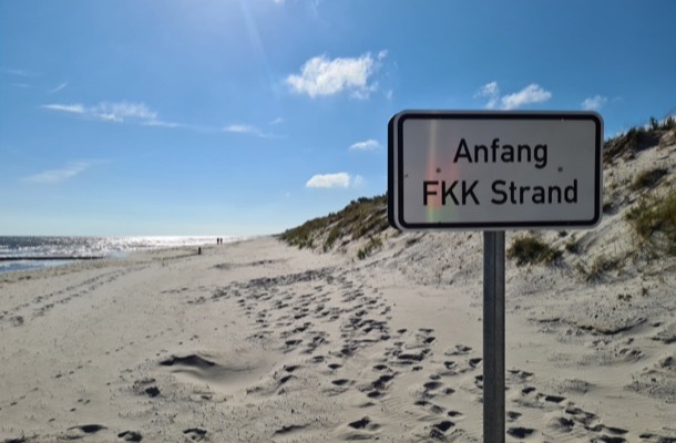 FKKビーチの始まりを示す看板