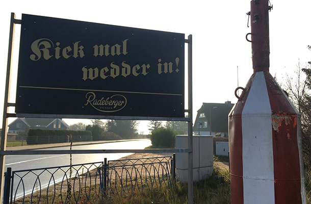 「Kiek mal wedder in!」という低地ドイツ語の看板。標準ドイツ語で「Guck mal wieder hinein! 」（また来てね）の意味