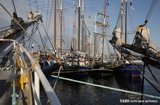 港に停泊する帆船