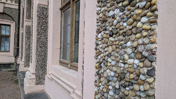 小石を敷き詰めた外壁