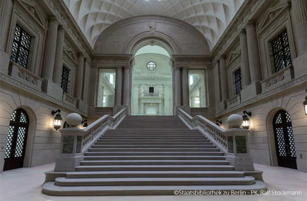 全面改装されたベルリン国立図書館の階段ホール