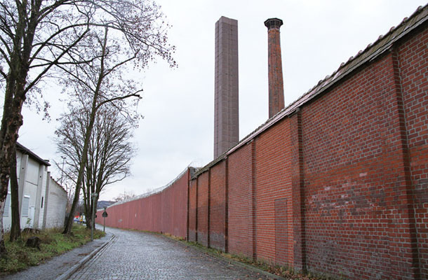 高い壁で周囲と隔絶されたプレッツェンゼー刑務所