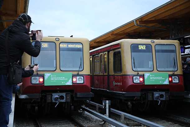 シェーネヴァイデ駅に並んだ2編成の485形最終列車