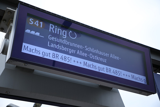 最終列車の電光掲示板に表示された「Machs gut」の文字