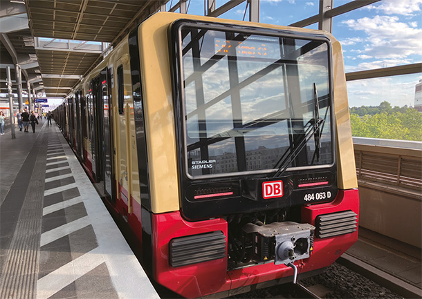 ズートクロイツ駅に停車中のSバーン484形