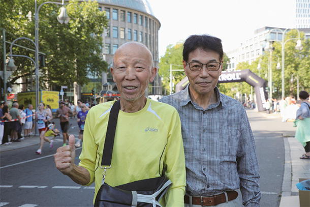 共にジュビリーメンバーの水戸孝彦さん(左)と酒田文司さん