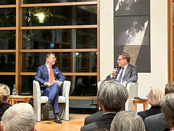 ヴァーデフール外相と赤川氏の対談の様子