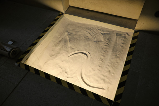 時を象徴する砂のインスタレーション