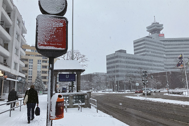 雪の日のテオドア・ホイス広場