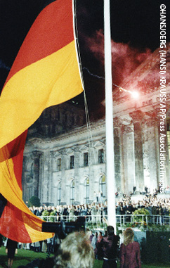 1990年10月3日に行われた統一記念式典にて国旗掲揚